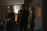 Alexis (Molly C. Quinn, r.) und ihr Vater (Nathan Fillion, M.) treffen sich in der Todeszelle mit Maggie (Joelle Carter, l.), deren Verlobter in drei Tagen hingerichtet werden soll ...