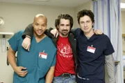 Mit seinem irischen Charme, verdreht Billy (Colin Farrell, M.) sämtlichen Frauen des Krankenhauses den Kopf - einschließlich Carla und Elliot. Turk (Donald Faison, l.) und J.D. (Zach Braff, r.) können das nicht verstehen ...