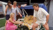 Stefanie (Dana Golombek, li.unten) ist entsetzt: Irgendwer oder -was hat ihre Hollywoodschaukel zerfetzt. Sie ruft nach Lothar (Rene Heinersdorff, re.). Auch die Nachbarn (v.li.steh.: Natascha Hockwin, Willi Thomczyk, Antje Lewald) schauen sich das Malheur an.