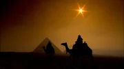 Ägyptische Pyramiden und Beduinen bei Sonnenuntergang