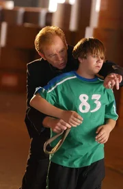 Horatio (David Caruso, l.) versucht Ray Junior (Alex Buck), den Sohn seines Bruders, aus der Gewalt der Entf&uuml;hrer zu befreien.