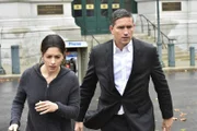 Sameen Shaw (Sarah Shahi, l.); John (Jim Caviezel, r.)