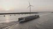Flusskreuzfahrtschiff im Mündungsdelta.