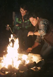Jim Clancy (David Conrad, r.) hat das Gefühl, dass sich seltsame Dinge abspielen. Hat der Geist, der Melinda (Jennifer Love Hewitt, l.) seit Tagen verfolgt, seine Finger mit ihm Spiel?