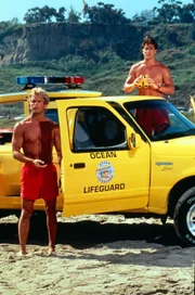 Als Cody (David Chokachi, l.) und J. D. (Michael Bergin, r.) am Strand ankommen, ist der Verunglückte bereits von einem mysteriösen Retter aus dem Meer gefischt worden ..._Titel: Baywatch - Die Rettungsschwimmer von Malibu.
