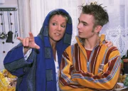 Nikola (Mariele Millowitsch) erteilt ihrem Sohn Peter (Eric Benz) eine kleine erzieherische Lehrstunde in "Henry Maske"-Manier: Man darf nie den Glauben an seine Ideale verlieren!