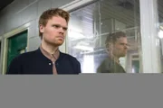 Der undurchschaubare Steve Dench (Richard Riddell) weigert sich nach wie vor, mit der Polizei zusammen zu arbeiten. Er hegt einen großen Groll gegen die Ermittler.