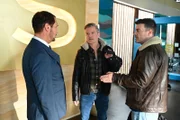 Ingo (André Dietz, M.) fragt sich, ob er das Geheimnis mit Richard (Silvan-Pierre Leirich, l.) teilen soll. Rechts Ben (Jörg Rohde)