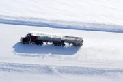 Seit zwei Monaten fahren die Trucker nun schon in 24-Stunden-Schichten in der eisigen Kälte von bis zu Minus 40 Grad Celsius. Doch die sich häufenden Unfälle und strickte Sicherheitsvorschriften bedeuteten bereits für einige Fahrer das Aus...