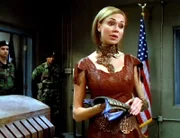 Anise (Vanessa Angel) bringt eine neue Technologie auf die Basis: Armbänder, die dem Träger mehr Kraft und Schnelligkeit verleihen.