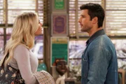 Vanessa (Kelli Goss, l.); Riley (Parker Young, r.)
