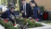 Hodgins (T.J. Thyne, l.) legt das Skelett einer Leiche frei, die in einem Pflanzenkübel entdeckt wurde. Booth (David Boreanaz) und Brennan (Emily Deschanel) müssen nun herausfinden, um wen es sich handelt und wie die Person zu Tode gekommen ist.