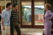 Als Alans Mutter seine Erziehungsmethoden kritisiert, wird sie von ihren Söhnen (Charlie Sheen l. und Jon Cryer, M.) prompt aus dem Haus geworfen. Evelyn (Holland Taylor, r.) ist entsetzt ...