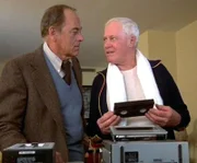 Berater Jerry (John Ireland, li.) und Gouverneur Kanin (William Prince) glauben Senator Pike in der Hand zu haben.