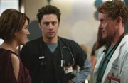 J.D. (Zach Braff, M.) will seinen Mentor und Idol Dr. Cox (John C. McGingley, r.), der alle verabscheut, die um Kelsos Gunst buhlen, nicht verärgern ...