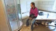 Mike will seiner Frau eine Wellnessoase einrichten - aus einem dunklen Loch. Gefliest hat er allerdings noch nie. Und von Wasseranschlüssen hat er auch keine Ahnung.