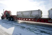 Nach dem Sturm heitert es auf und die meisten Trucker sind bereit loszufahren. Zum zweiten Mal wird der Lagerumzug von MGM in Angriff genommen, einschließlich eines teuren, 50 Tonnen schweren Ladekrans, der auf zwei Trucks transportiert werden muss.