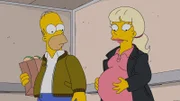 Homer (l.) gibt vor, lange arbeiten zu müssen, da er abends immer beim Pokerspielen mit seinen Kumpels ist. Als er eines Abends von einer Pokerrunde zurückfahren will, bleibt er mit einer Frau (r.) im Aufzug stecken, bei der die Wehen einsetzen ...