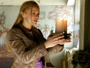 Beinahe hätte der Dieb Caitlin (Tanja Reichert) getötet, aber als plötzlich eine Wand zu brennen anfängt, lässt er von seinem Opfer ab und verschwindet.