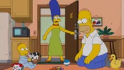 Homer (r.) verbringt mit Homer Junior (l.) mehr Zeit als mit seiner eigenen Familie. Als Marge (M.) herausfindet, wo sich Homer nach der Arbeit immer herumtreibt, ist sie alles andere als begeistert ...