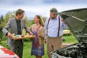 Die Cops Stadler (Dieter Fischer, r.) und Hansen (Igor Jeftic, l.) wollen von Bäuerin Marie Hofer (Karin Thaler, m.) Details zum Mordfall herausfinden.