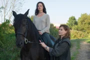 Ann Kathrin (Christiane Paul, r.) will Sylvia (Svenja Jung, l.) besser kennenlernen und begleitet sie deshalb zu ihrem geliebten Pferd auf den Reiterhof.