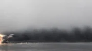 Das Cessna-Flugzeug liegt nach dem Zusammenstoß mit Flug 686 in zwei Teilen in Flammen auf der Startbahn.