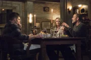 (v.l.n.r.) Dean Winchester (Jensen Ackles); Sam Winchester (Jared Padalecki); Mary Winchester (Samantha Smith); John Winchester (Jeffrey Dean Morgan)