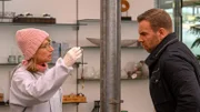 Während der Spurensicherung am Tatort findet Kriminaltechnikerin Roswitha Prinzler (Silke Matthias, l.) einen Schmuckanhänger. Könnte das ein Hinweis auf die Tatperson sein? Kriminalkommissar Lars Pöhlmann (Dominic Boeer, r.) muss herausfinden, wem der Anhänger gehört.
