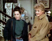Jessica (Angela Lansbury, r.) und Libby Terhune (Rebbecca Cross) erfahren zufällig, dass in Lomax' Büro eingebrochen wurde.