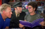 Ehrfürchtig schauen sich (v.li.) Harry (Norbert Heisterkamp) und Viktor (Waldemar Kobus) Atzes (Atze Schröder) Sammelalbum der Nationalelf von 1974 an. Doch dann stutzen sie - das Bild von Bernd Hölzenbein fehlt!