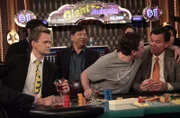 Lily schickt Marshall (Jason Segel, 2.v.r.) gemeinsam mit Barney (Neil Patrick Harris, l.) übers Wochenende nach Atlantic City. Aber während sich die beiden Männer betrinken und sich beim Glücksspiel vergnügen, setzen bei Lily die Wehen ein ...