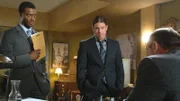 Eliot Spencer (Christian Kane, r.) und Alec Hardison (Aldis Hodge) ermitteln in einem Fall, bei dem ein neun Millionen Dollar Kunst-Ei gestohlen wurde. Sie vermuten, dass es sich dabei um einen Versicherungsbetrug handelt.