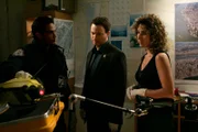 Stella Bonasera (Melina Kanakaredes, Mi.) und Mac Taylor (Gary Sinise, re.)
