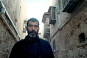 Geschickt und gut vernetzt bewegt Momi (Yehuda Levi) sich mühelos zwischen den gegensätzlichen Gemeinschaften Ost-Jerusalems hin und her, und nutzt dies zu seinem Vorteil.