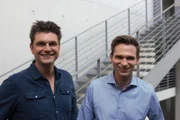 Lutz van der Horst (l.) und Fabian Köster (r.) sind im Deutschen Bundestag zu Besuch.