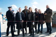 Rupert (Barnaby Metschurat, l.), Weller (Christian Erdmann, M.) und Ann Kathrin Klaasen (Christiane Paul, r.) wurden schon wieder zu einem Tatort gerufen – die zweite Leiche innerhalb einer Nacht.
