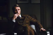 Hannibal (Mads Mikkelsen) fühlt sich überlegen und sicher, doch hinter seinem Rücken formen sich tödliche Pläne ...