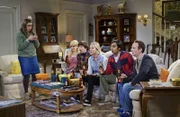 Bernadette (Melissa Rauch, 2.v.l.), Raj (Kunal Nayyar, 3.v.r.), Howard (Simon Helberg, 3.v.l.), Stuart (Kevin Sussman, r.)  und Penny (Kaley Cuoco, 3.v.r.) wollen mit der Hilfe von einer Dating-App für Amy (Mayim Bialik, l.) ein Date finden ...