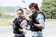 Semir (Erdogan Atalay, li.) und Ben (Tom Beck) können nicht verhindern, dass der Verbrecher mit einem Militär-LKW flieht. Sie entscheiden kurzerhand, die Verfolgung mit dem Helikopter aufzunehmen...
