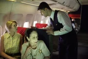 Dramatische Neuinszenierung: Flugbegleiter Luis Castillo (gespielt von Francisco Chacin) versucht, die sehr besorgte Lee Burmeister (gespielt von Tori Anderson) zu beruhigen, nachdem die Boeing 737 am 24. Mai 1988 auf dem Flug von Belize City nach New Orleans den Strom für beide Triebwerke verloren hat. Da die Kabine im Dunkeln liegt, will Burmeister wissen, was ihn erwartet.