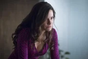 Alana (Caroline Dhavernas) traut sich in die Höhle des Löwen und wird von einer alten Bekannten überrascht ...