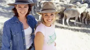 Tess (Bridie Carter, r.) will ihre große Schwester Claire (Lisa Chappell) verkuppeln.