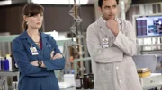 Brennan (Emily Deschanel) und Arastoo Vaziri (Pej Vahdat) finden zunächst keinen Zugang zu dem verstörten, taubstummen Mädchen, das blutverschmiert auf der Straße gefunden wurde.