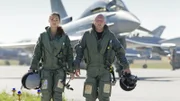 Oberleutnant Charlie Wolf (Sarah M. Besgen) macht sich mit ihrem Flugausbilder Major Bellinger (Uwe Simon) auf den Weg zur Startposition.