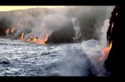 Das Aufeinandertreffen von Lavastrom und Ozean ist ein faszinierendes Naturspektakel. Beim Kontakt mit dem Wasser erstarrt die Lava sofort und türmt sich zu einem Bollwerk aus Basaltblöcken auf. Riesige weiße Dampfwolken steigen empor.