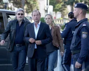 "Soko Donau", "Gute Gesellschaft." Eine mit Seiler befreundete Journalistin soll sich umgebracht haben. Für ihn völlig absurd, deshalb bittet er unsere Leute den Fall inoffiziell zu untersuchen. Das führt die SOKO zum Löwe-Imperium und deren junger Chefin und Helmuth als Bodyguard under cover mitten hinein ins Geschehen.Im Bild (v.li.): Stefan Jürgens (Carl Ribarski), Dietrich Siegl (Otto Dirnberger), Lilian Klebow (Penny Lanz).