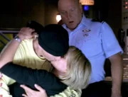 Jack (Richard Dean Anderson, li.) versucht es mit immer wieder anderen Variationen seiner zehn Stunden, die er immer und immer wieder erlebt. Einmal kündigt er bei General Hammond (Don S. Davis) um Carter (Amanda Tapping) küssen zu dürfen...