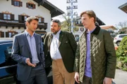 Die Rosenheim-Cops Hansen (Igor Jeftic, l.) und Stadler (Dieter Fischer, m.) bezweifeln, dass Robert Becker (Golo Euler, r.) die Wahrheit sagt.