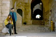 Momi wartet mit seiner Tochter Maya auf die Entscheidung, ob die AR-AA-Stiftung grünes Licht für den Hotel-Deal gibt.